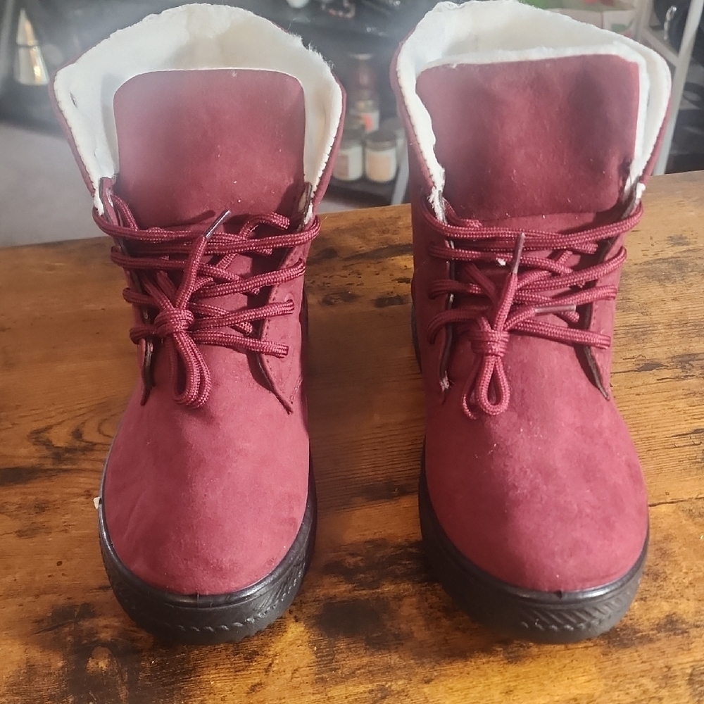 FIRM PRICE Stylish burgundy winter boots with cozy faux fur lining. Size 7.5